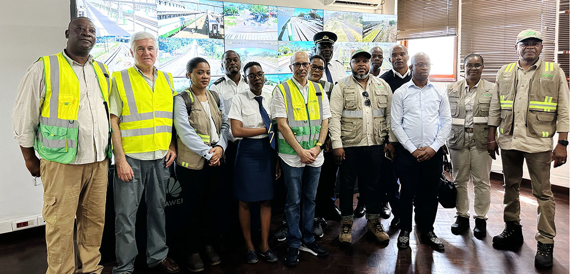 Imagem 3 - Grupo no Centro de Comando de Maputo