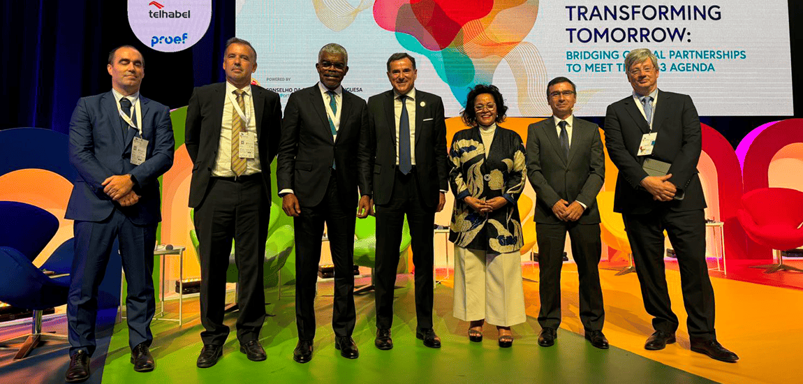 Imagem - Presidente da IP, Miguel Cruz, juntamente com constituintes do painel e Sr. Ministro dos Transportes de Angola, Dr. Ricardo Viegas D’Abreu e o Presidente da Direção do Conselho da Diáspora Portuguesa, António Calçada de Sá