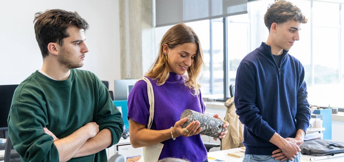 Imagem dos alunos a ver drones