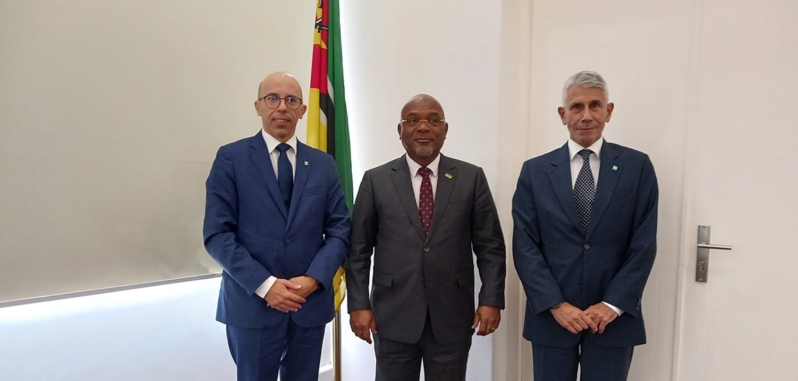 Ministro das Obras Públicas, Habitação e Recursos Hídricos de Moçambique, Carlos Mesquita, e Equipa Técnica da IPE