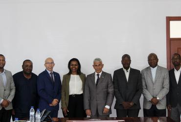 Foto de grupo da reunião de caracterização das entidades tuteladas pelo MOPRHR com a Rede Viária de Moçambique, SA.