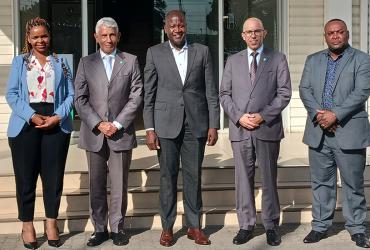 Presidente do Conselho de Administração da REVIMO, S.A., Constantino Gode (ao centro), Membros do Conselho de Administração (nas pontas) e equipa Técnica da IPE 