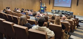 Palestrante a discursar no auditório da IP